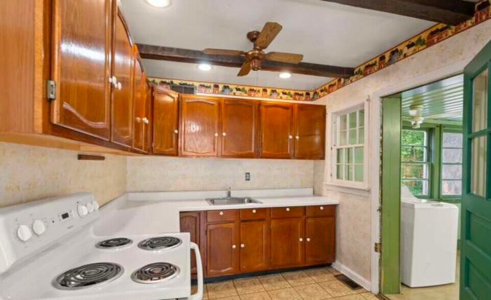 Building Photo - 2602 Stone Hedge Dr