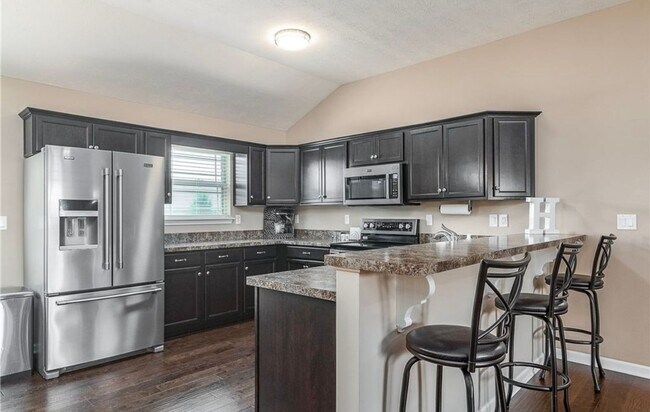 Building Photo - 3BR/2BA Home with Two Car Garage, Fenced B...