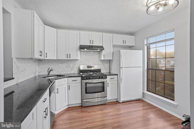 Building Photo - 6 Van Buren Pl