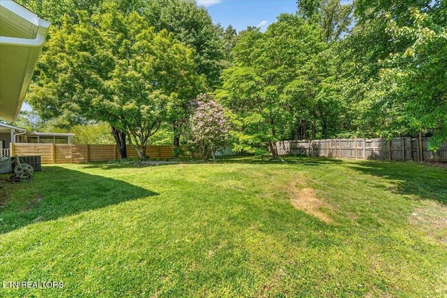 Building Photo - 5917 W Pine Ln