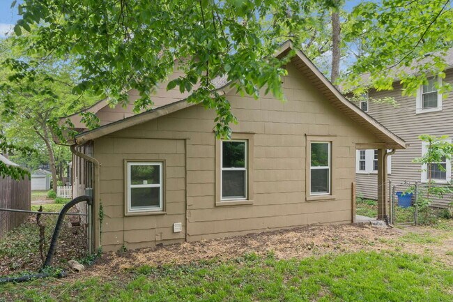 Building Photo - Charming 2-Bedroom Home!