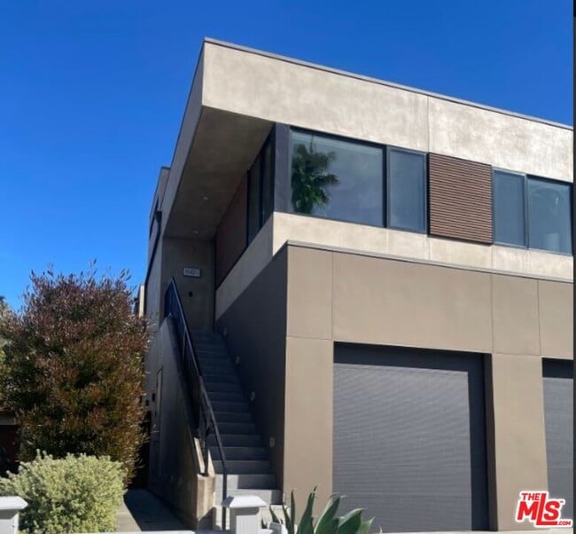 Building Photo - 1542 N Hoover St