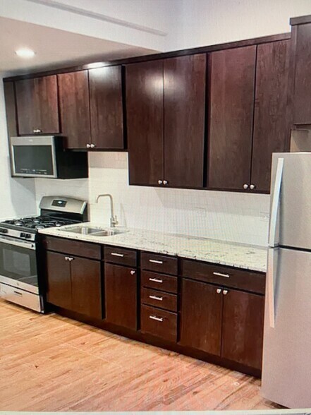 Building Photo - 2708 W Maypole Ave