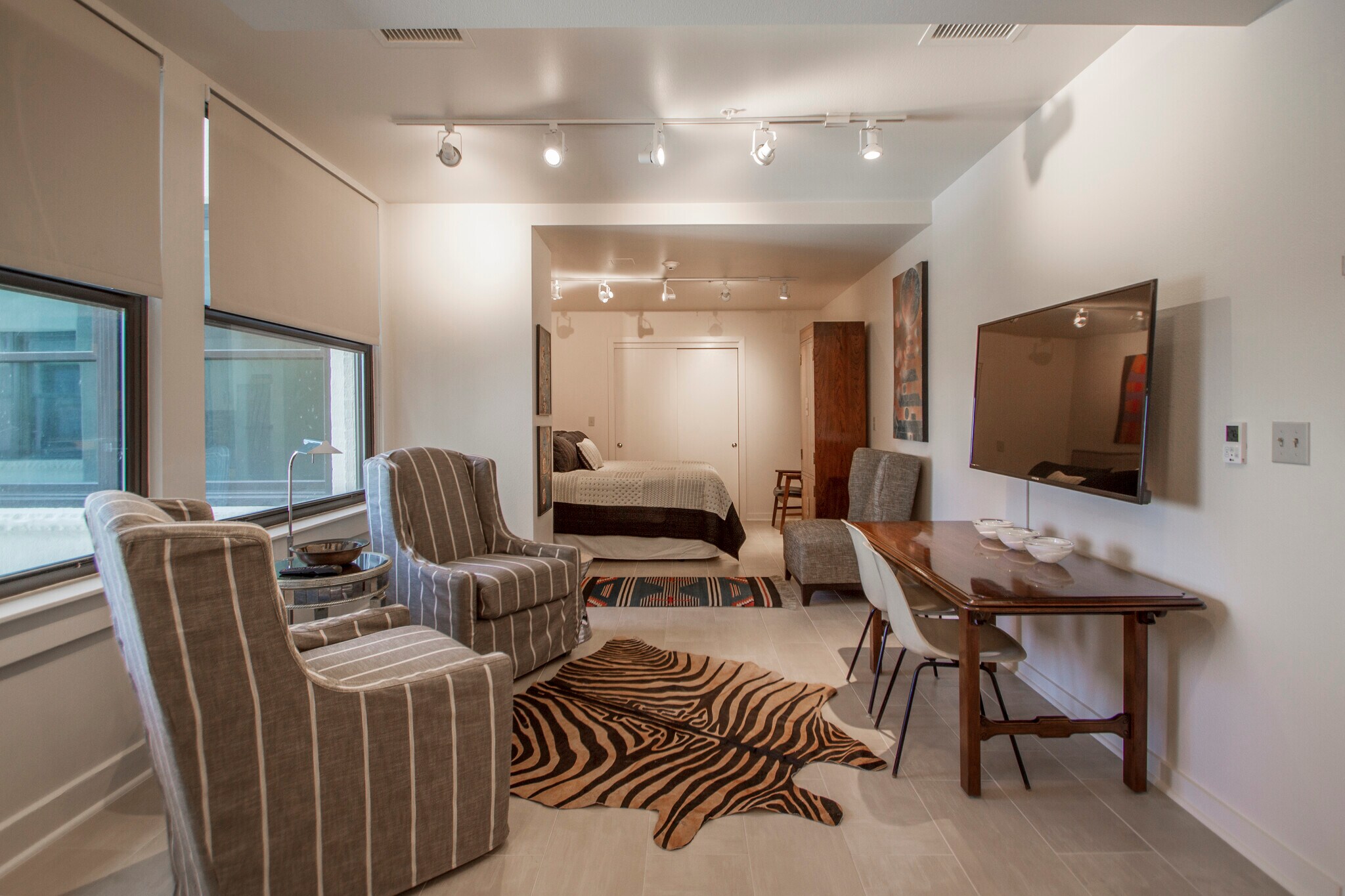 Building Photo - 221 W 2nd St