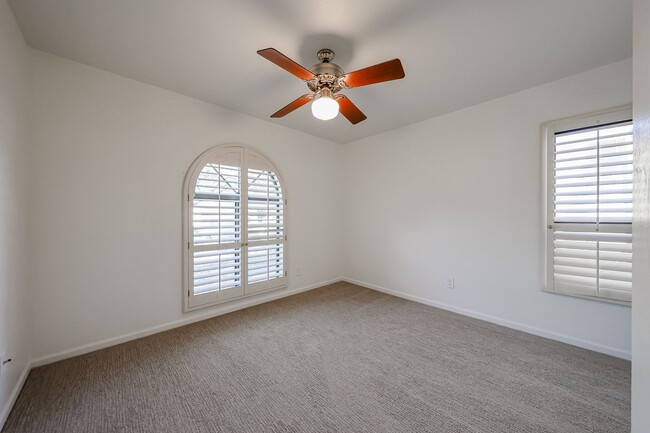 Building Photo - Scottsdale Country Club Living!