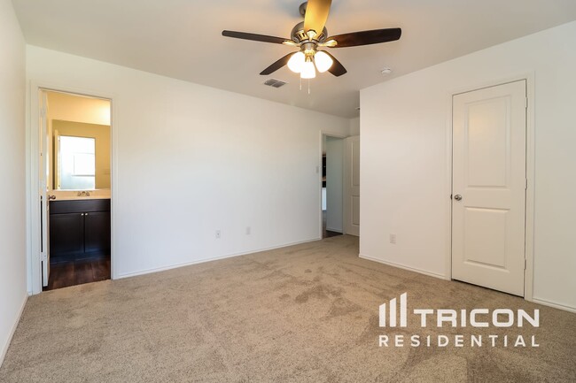 Building Photo - 1008 Lady Bird St