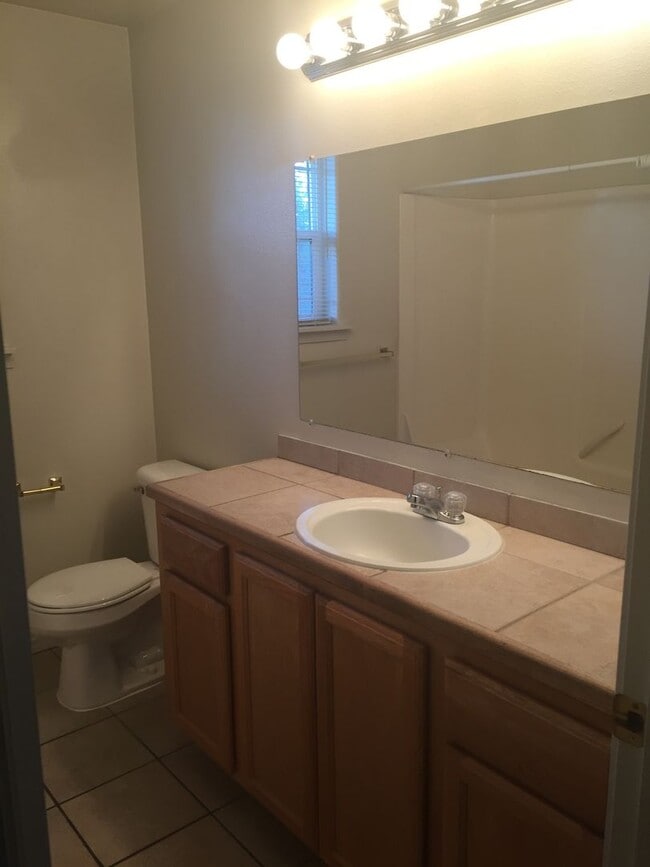 Building Photo - Conveniently Located 2 Bed/1.5 Bath Townhome in SW Redmond