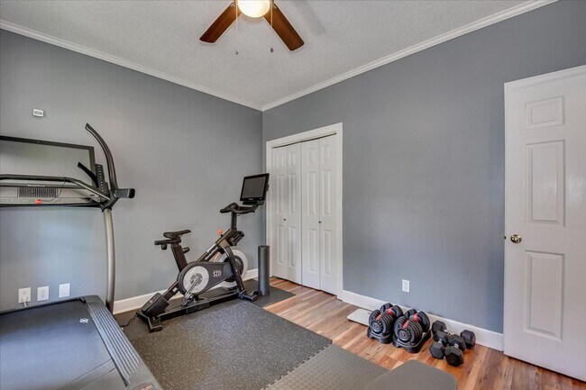 Building Photo - 4 bedroom 3 full bathroom home in heart of...