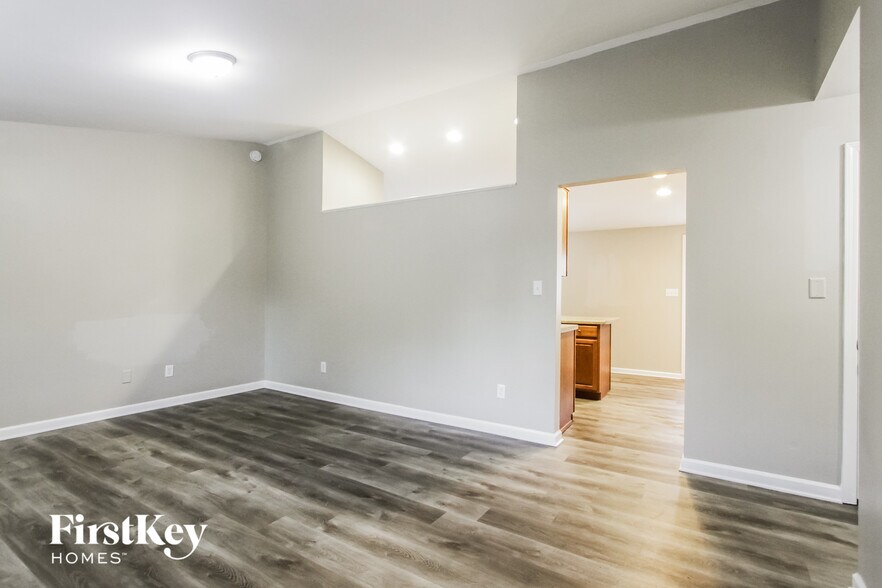 Building Photo - 410 Grovewood Dr
