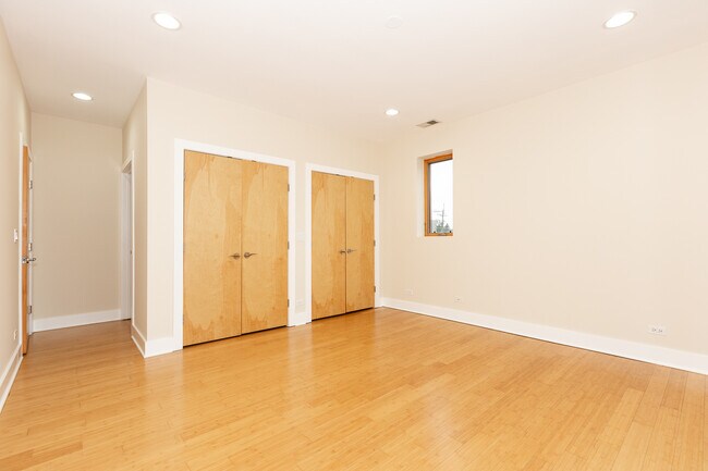 Building Photo - 5766 N Lincoln Ave