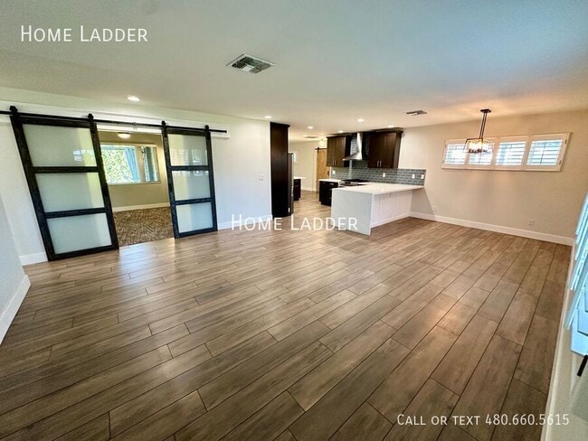 Building Photo - 4728 E Edgemont Ave