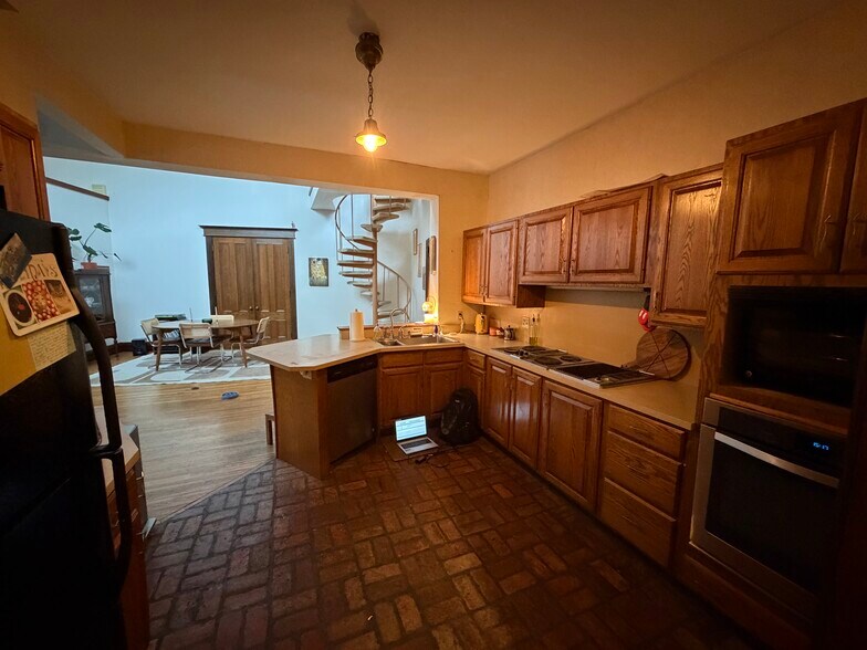 Building Photo - 261 Averill Ave