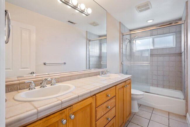 Building Photo - Spacious detached townhome available in So...