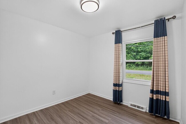 Building Photo - 21465 Indian Bridge Rd