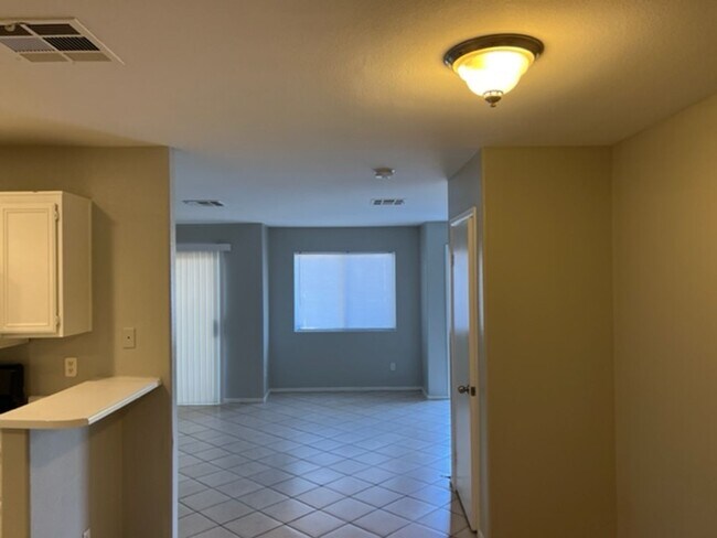 Building Photo - 3 Bedroom located in Gated Community!!