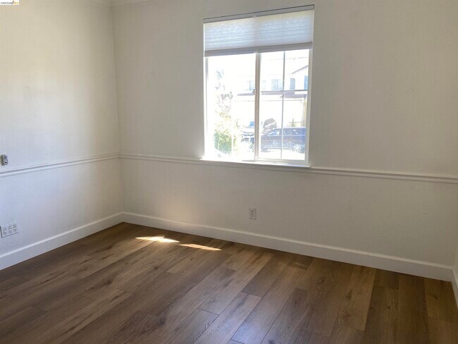 Building Photo - 1417 Solana Dr