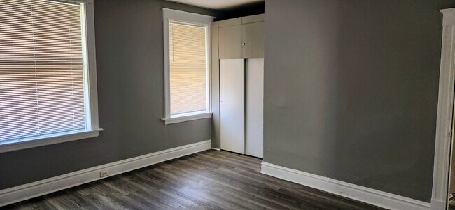 Building Photo - "Charming 2-Bedroom Duplex in St Louis – Your Next Cozy Retreat Awaits!"