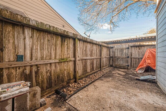Building Photo - 9393 Westwood Village Dr