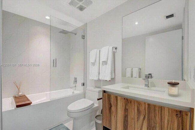 Building Photo - 9901 W Bay Harbor Dr