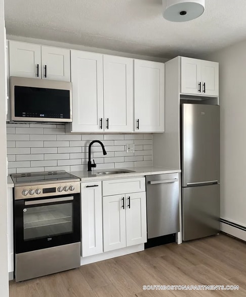 Building Photo - 741 E 6th St