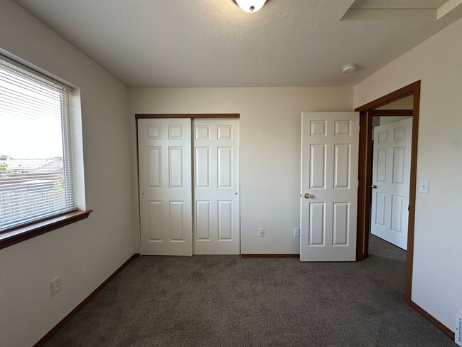 Building Photo - 419 N Arbutus Ave