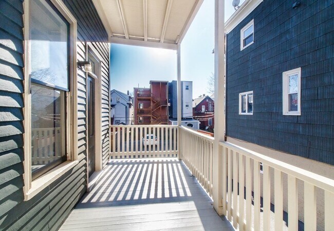 Building Photo - 61 Monmouth St