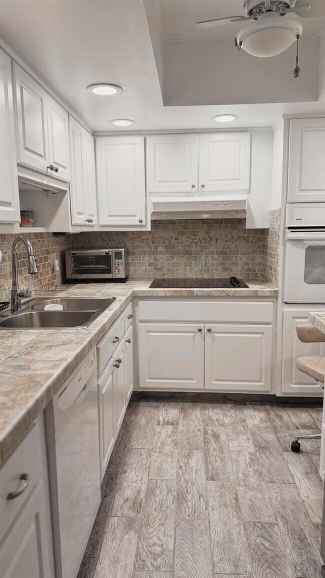 Building Photo - 400 Kings Point Dr