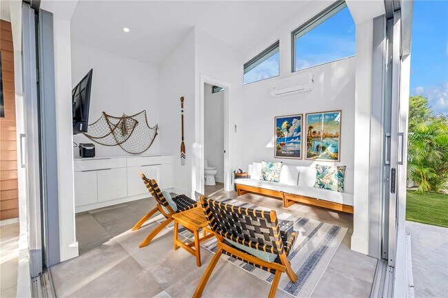 Building Photo - 2065 Goldenrod St