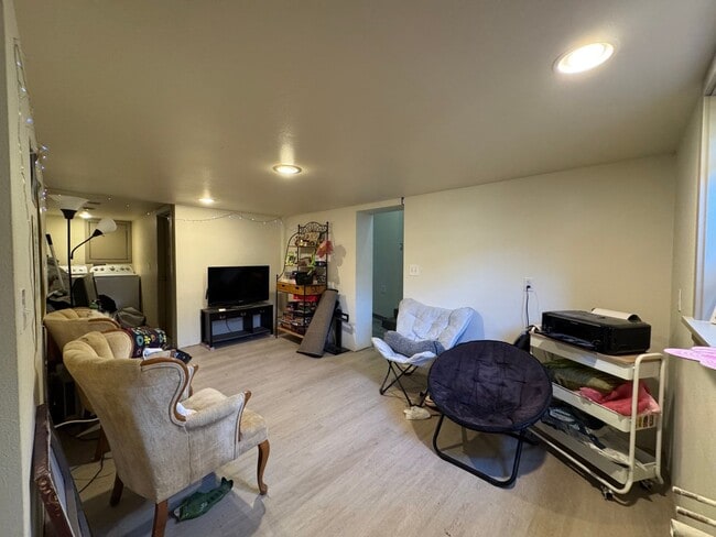 Building Photo - 7 Bed 2.5 Bath House - Near WWU