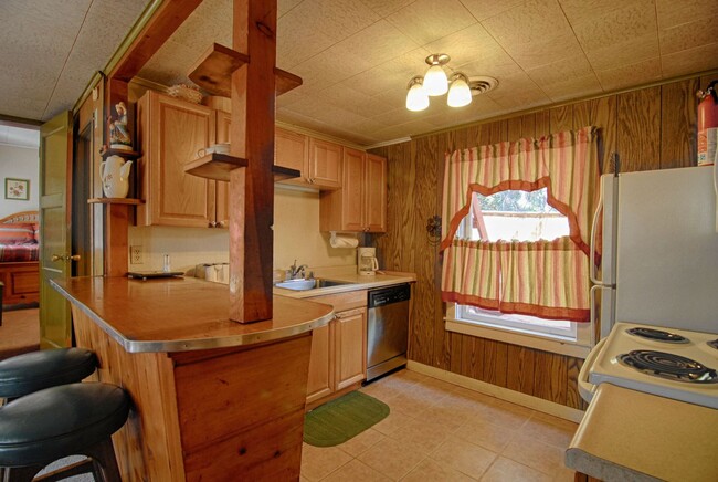 Building Photo - SKI LEASE: Tahoe Vista, Sleep 2-5, Wood Stove