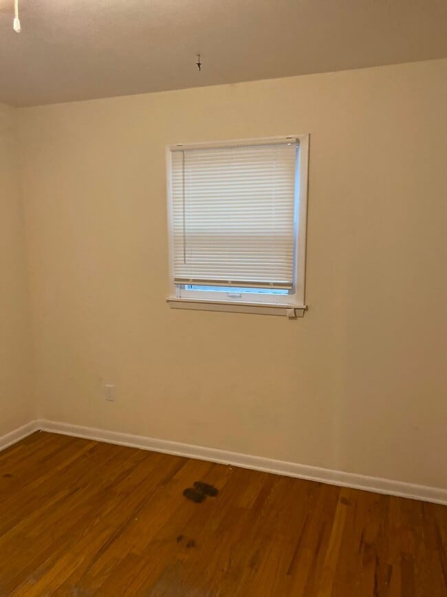 Building Photo - 3 bedroom single family home with huge bon...