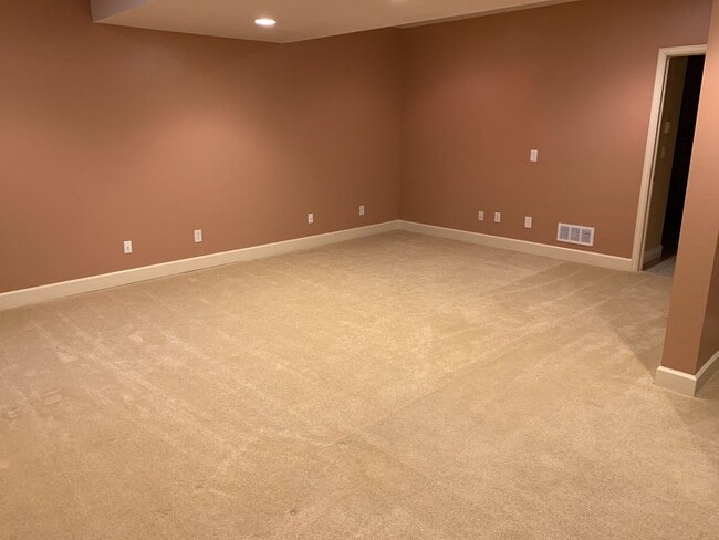 Building Photo - LARGE 3 BED 3 BATH TOWNHOME IN THE DESIRABLE POINTE NEIGHBORHOOD