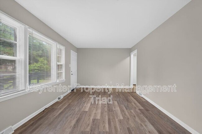 Building Photo - 300 Martingale Dr