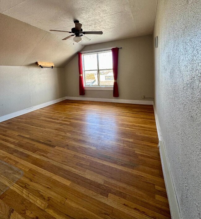 Building Photo - 107 E Bridge Ave