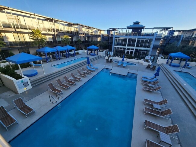 Building Photo - Exceptional Two Level 3 bedroom Condo in upscale Luxe Lofts