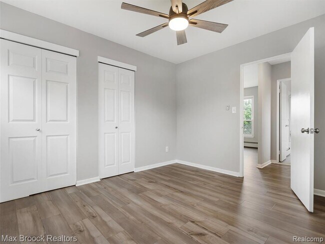 Building Photo - 2717 W 13 Mile Rd