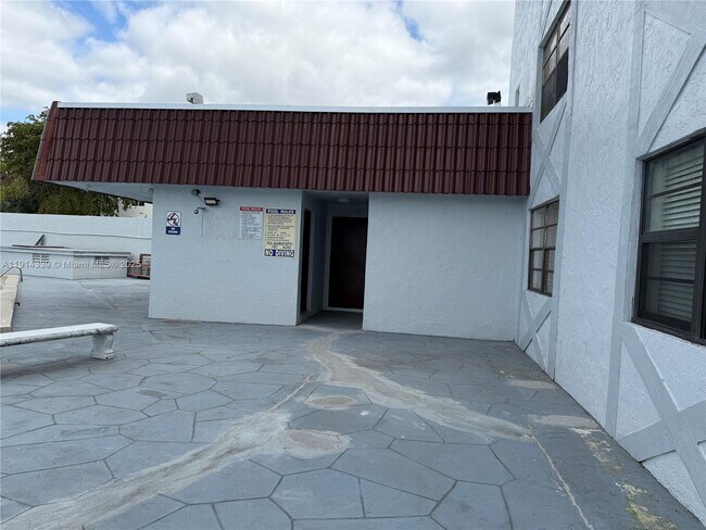 Building Photo - 1325 W 68th St