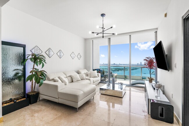 Building Photo - 900 Biscayne Blvd