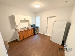 Building Photo - 3 bedroom house with backyard and basement.