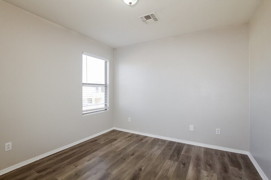 Building Photo - 18538 W Fairway Dr