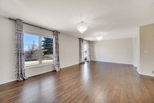 Building Photo - 715 Greenview Ln