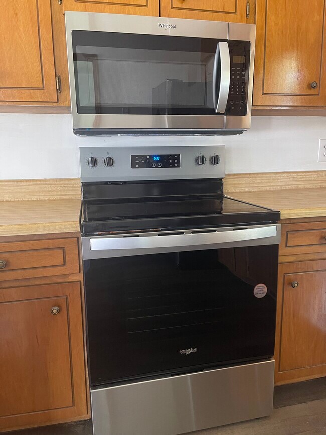 brand new range and microwave - 2656 Fairforest Clevedale Rd