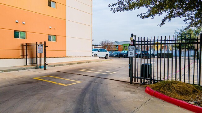 Building Photo - 502 Shiloh Dr