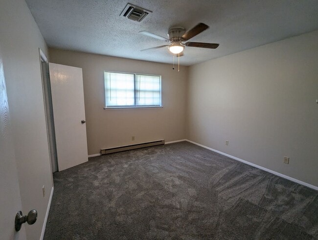 Building Photo - 2 Bedroom/1.5 Bathroom Townhouse in South ...