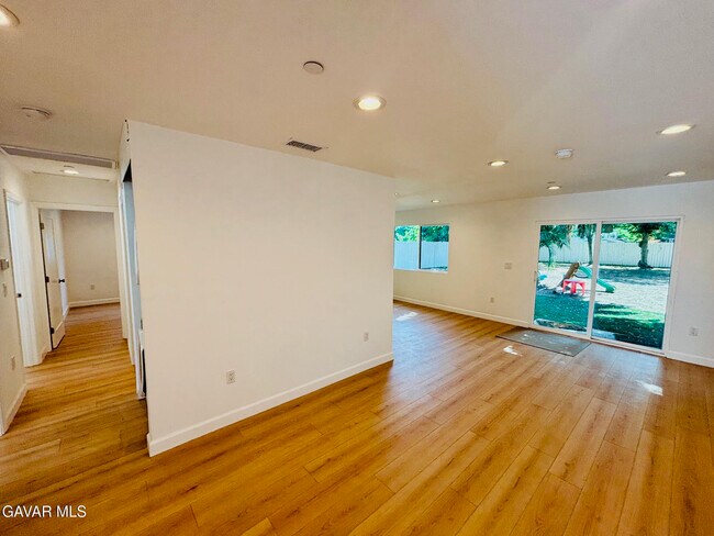 Building Photo - 14758 1/2 Lemay St