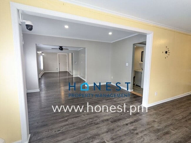 Building Photo - 162 College Ave