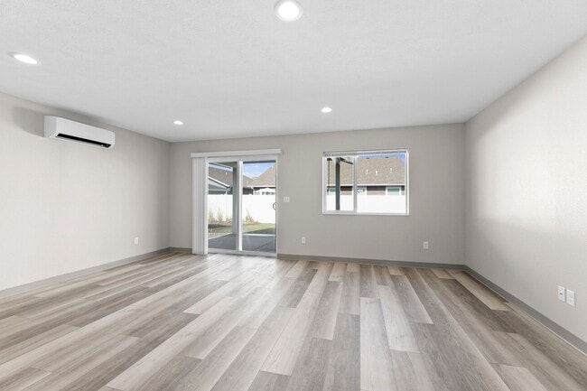 Building Photo - Zero-step Valley Duplex for rent!