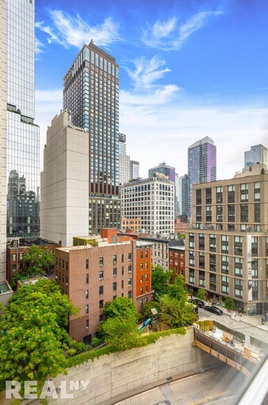 Building Photo - 433 W 34th St.