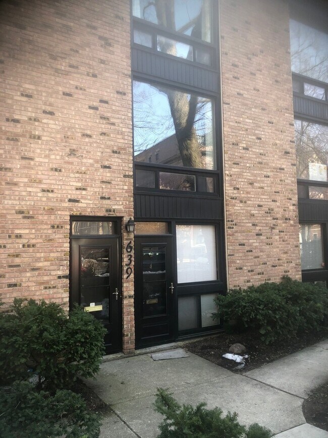 Building Photo - 639 W Wellington Ave