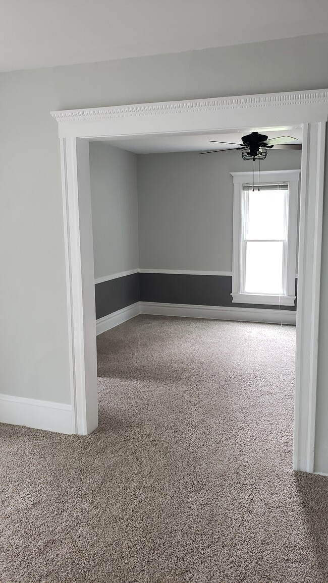 Dining room - 211 N Prairie St